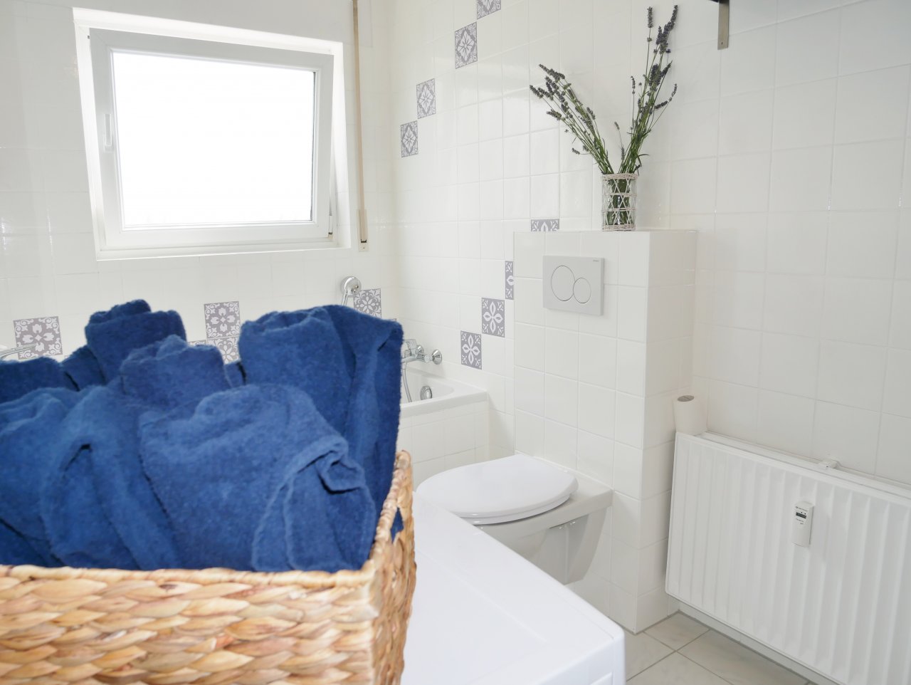 helle, moderne & großzügige Ferienwohnung in Bodenheim