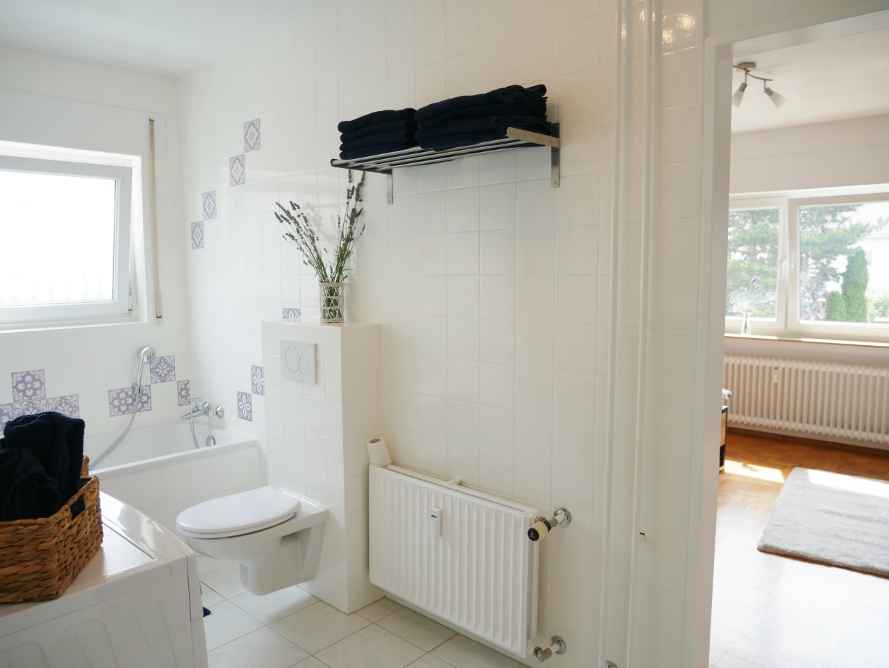 helle, moderne & großzügige Ferienwohnung in Bodenheim