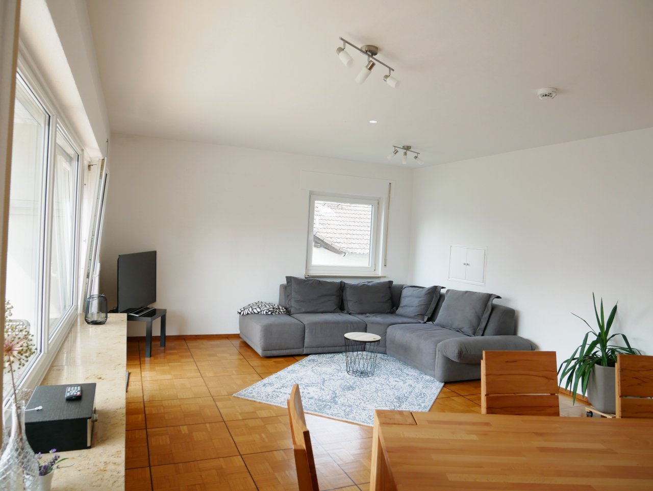 helle, moderne & großzügige Ferienwohnung in Bodenheim