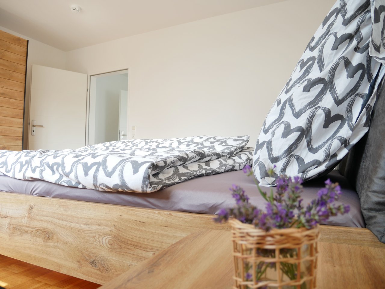 helle, moderne & großzügige Ferienwohnung in Bodenheim