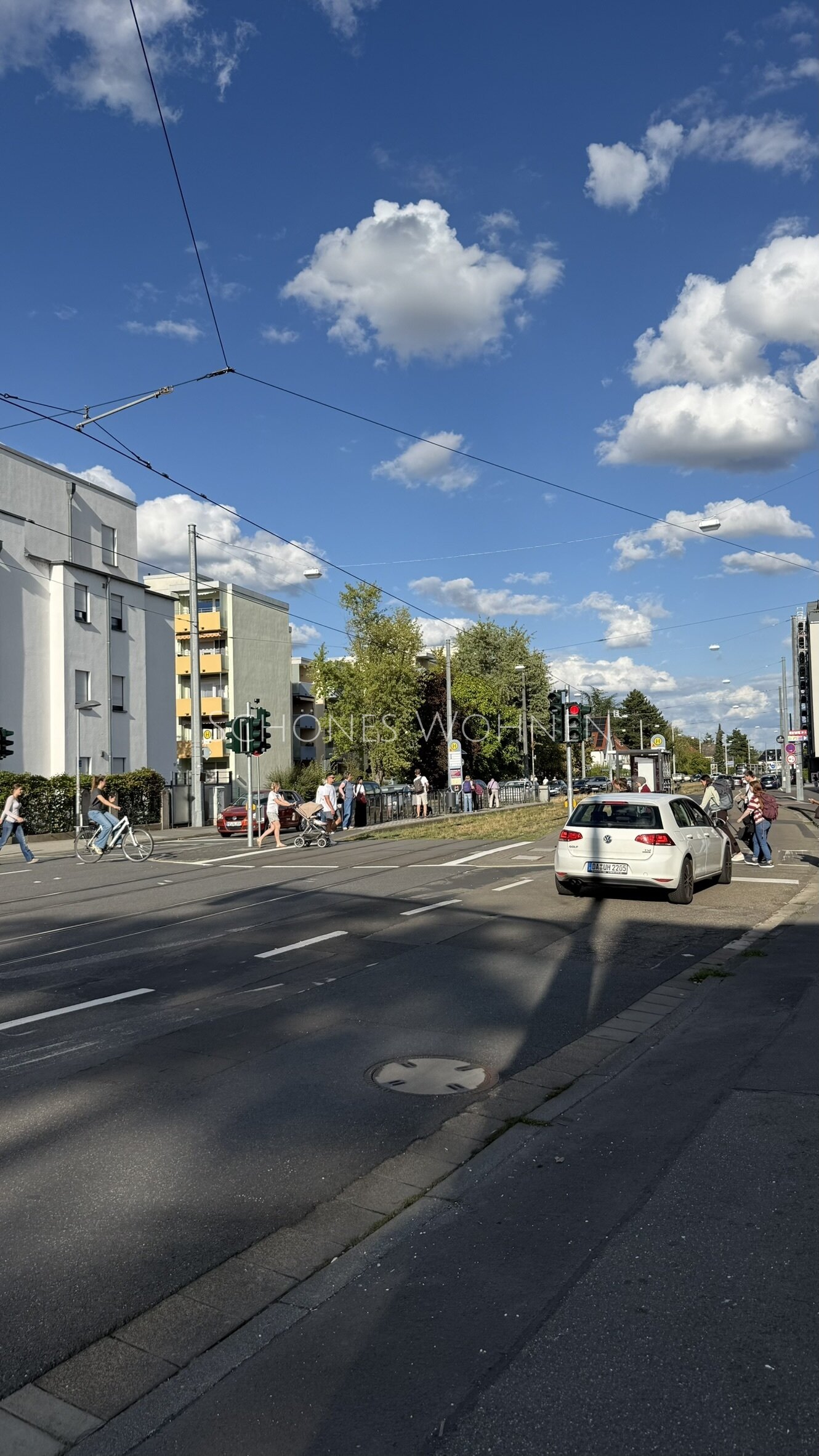 Straßenbahn vorm Haus Straßenbahn vorm Haus